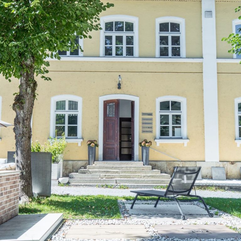 Gutshof Etterzhausen mit blühenden Magnolien im Frühling bei Regensburg